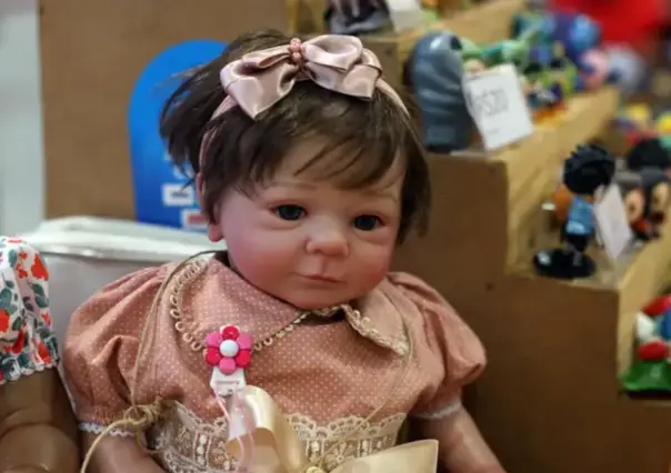 Mujer denuncia a su trabajo porque no la dejan tomar licencia para cuidar a su muñeca ´Reborn´