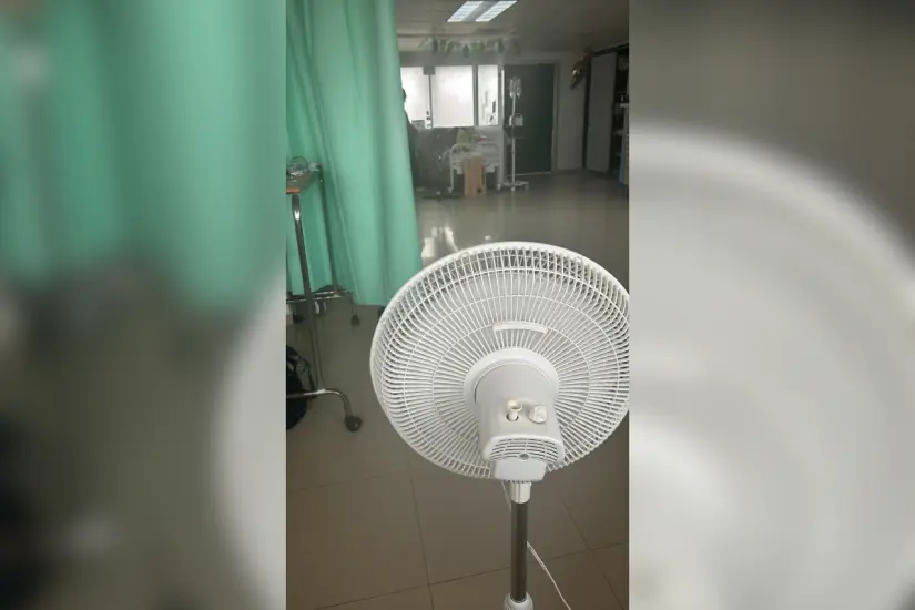 Debido a la falta de aires acondicionados en hospitales del sur de Tamaulipas, los pacientes han llevado sus propios abanicos. Foto: Axel Hassel