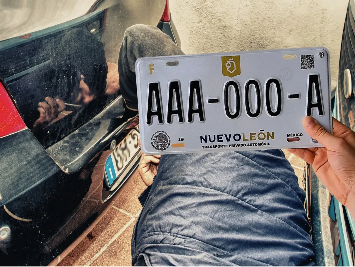 Para conocer el costo de las placas vehiculares en Nuevo León, puedes acceder al portal oficial del Instituto de Control Vehicular. Foto: Canva/ICVNL.