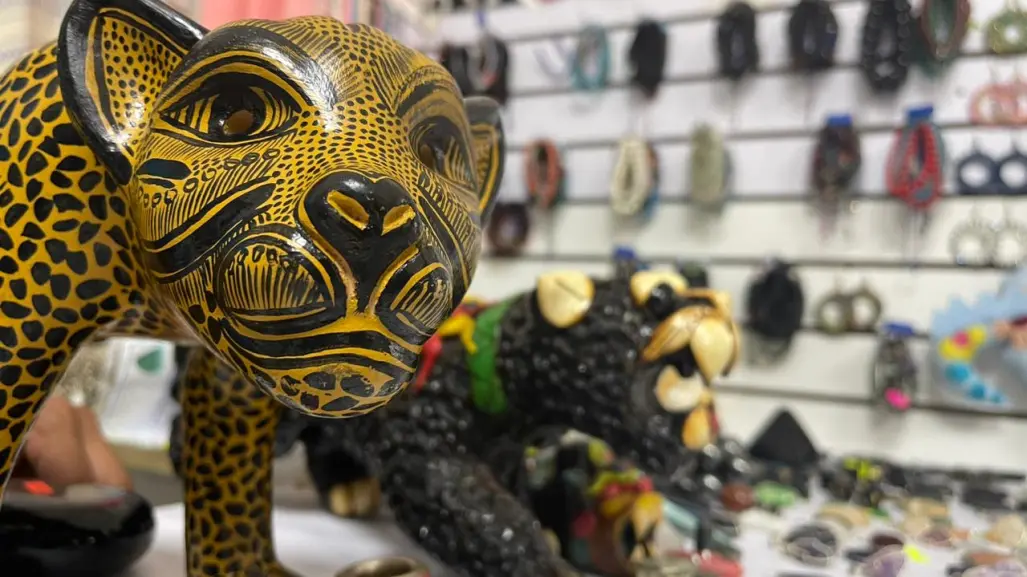 ¡Ya no solo venden chino! Izazaga 89 ahora también ofrece artesanías mexicanas