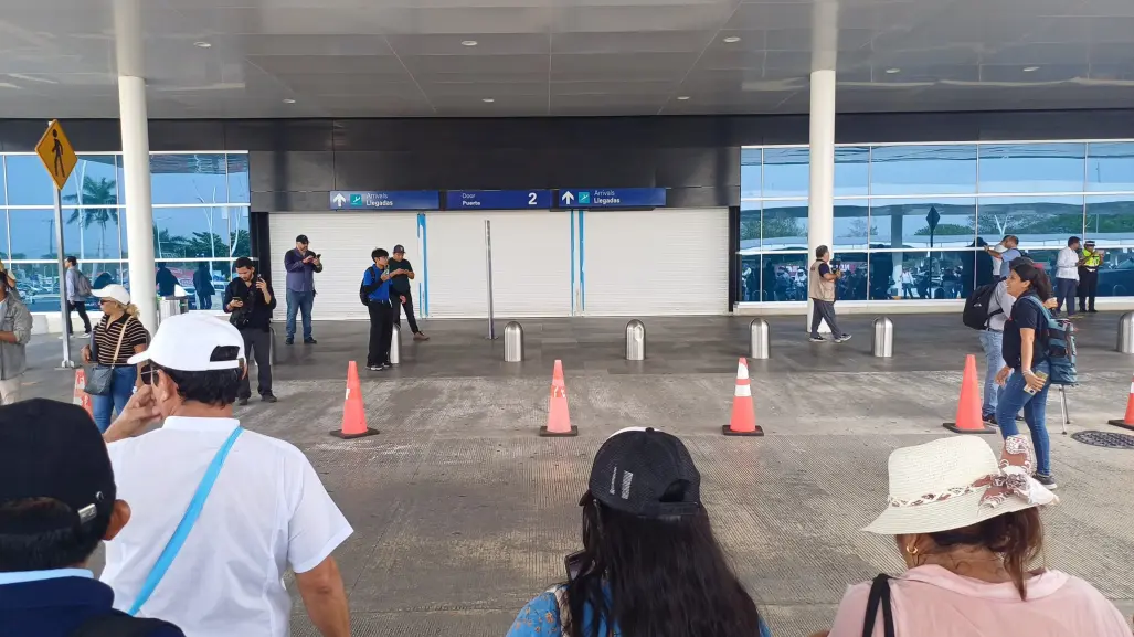 Gran movilización de maestros bloquea el aeropuerto de Mérida