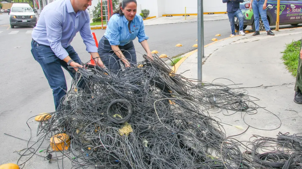 Retiran casi 200 kilómetros de cables en desuso en Monterrey