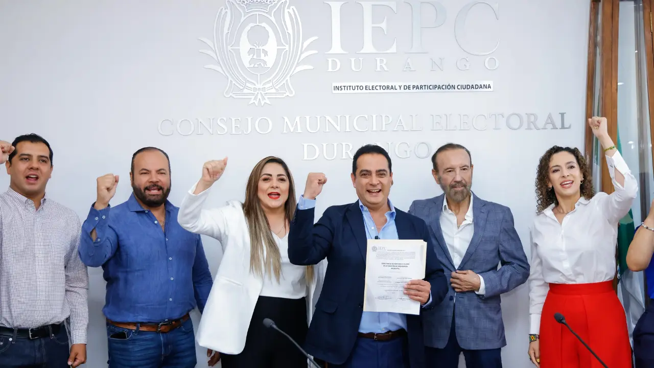Toño Ochoa recibió su constancia de mayoría en el Consejo Municipal Electoral de Durango. Foto: Cortesía.