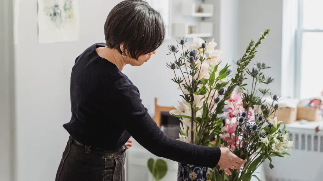 9 trucos para alargar la vida de tu ramo de flores, según expertos