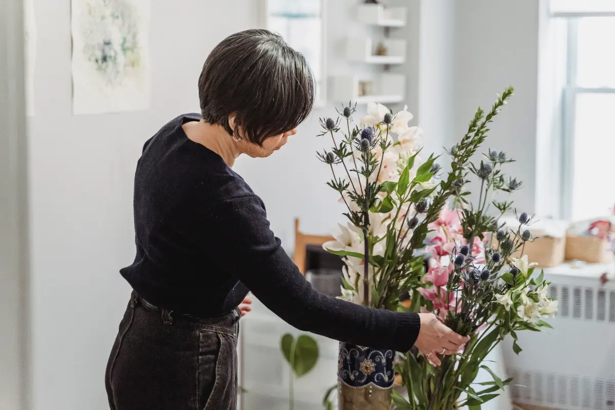 Cambiar el agua todos los días es uno de los tips que dan los expertos para alargar la vida de las flores. Foto: Canva
