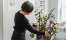 9 trucos para alargar la vida de tu ramo de flores, según expertos