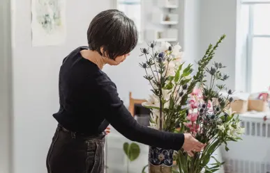 9 trucos para alargar la vida de tu ramo de flores, según expertos