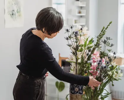 9 trucos para alargar la vida de tu ramo de flores, según expertos