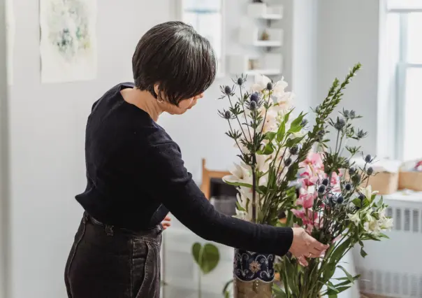 9 trucos para alargar la vida de tu ramo de flores, según expertos