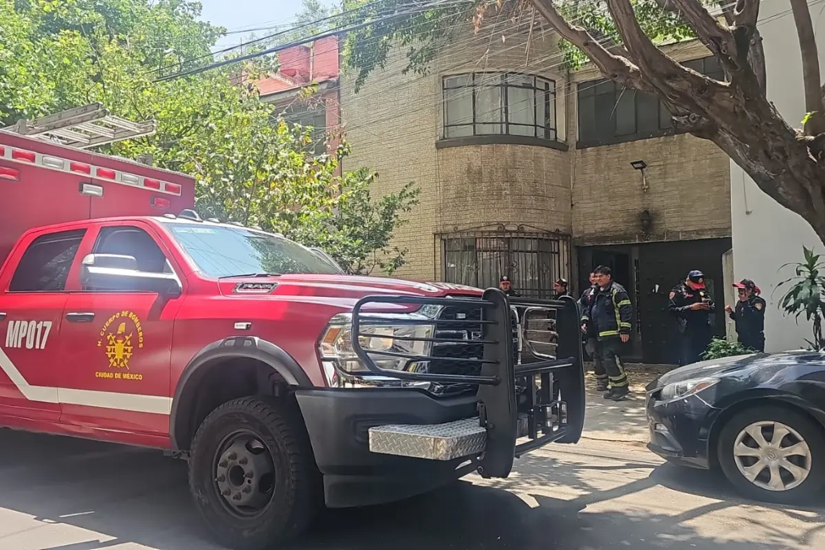 Cae barda en edificio de CDMX, Foto: Luis Alfaro