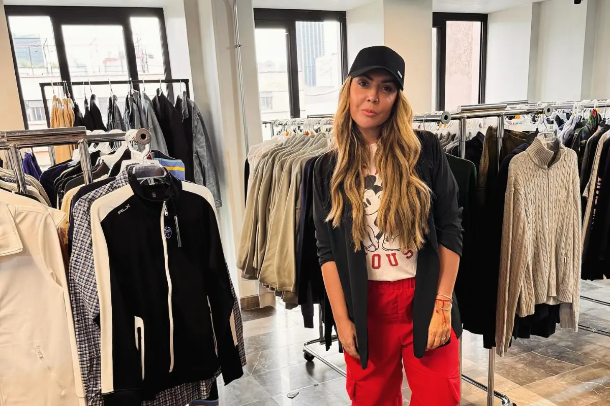 Modelo Haydee Navarra en la tienda secreta en CDMX. Foto: @facebook outletshop | Canva