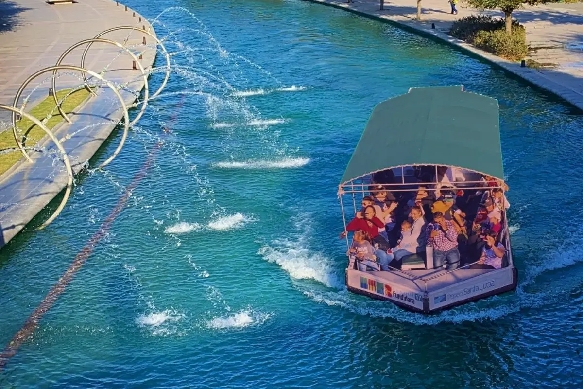 El trayecto en lancha tiene una duración estimada de 55 minutos y recorre los 2.5 kilómetros de longitud del canal. Foto: TravelMéxico