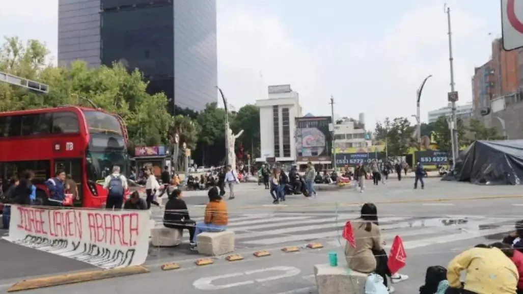 Normalistas se retiran de Paseo de la Reforma en CDMX tras cuatro días de bloqueo
