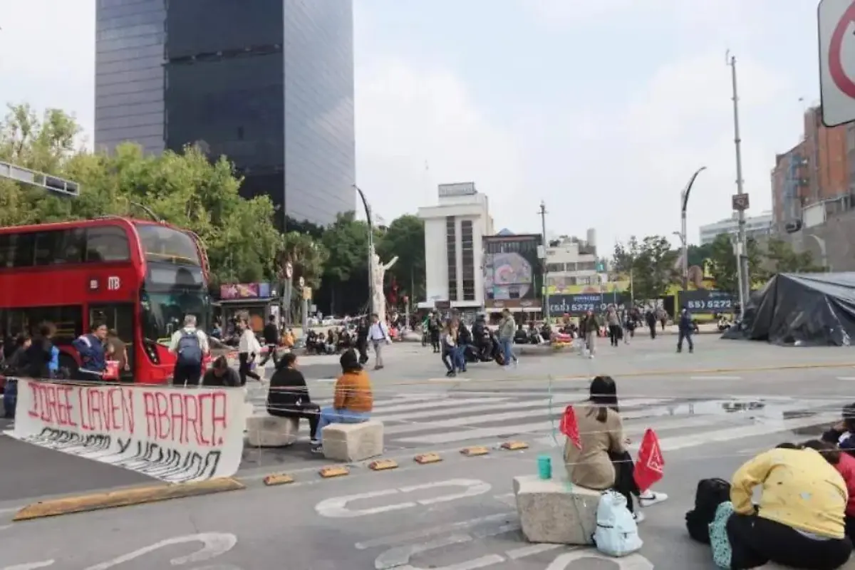 Normalistas de Chiapas bloqueando Paseo de la Reforma en CDMX. Foto: X (@enriquemunozFM)
