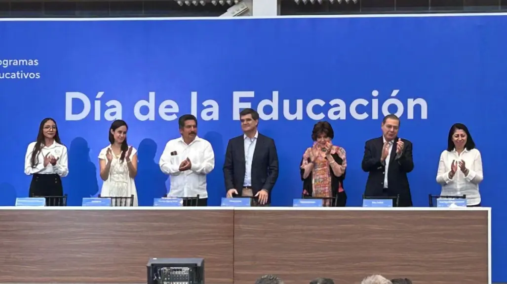Ternium entrega becas en Preparatoria Roberto Rocca y anuncia construcción de secundaria en Pesquería