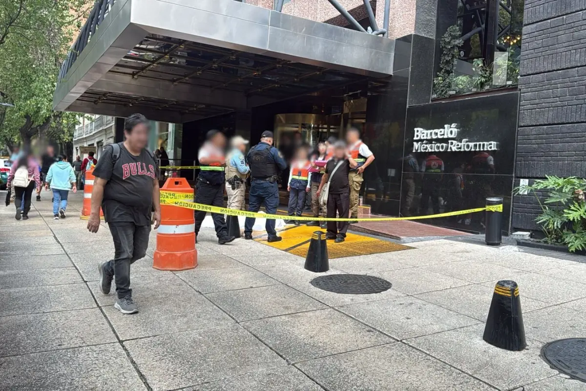Servicios de emergencia atendiendo al hombre que se desvaneció en Paseo de la Reforma. Foto: X (@IroniaLD)