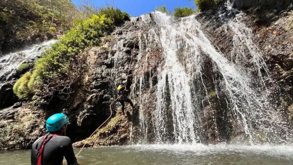 Escapa del calor y vive la aventura, Nayarit tiene un cañón con cascada imperdible