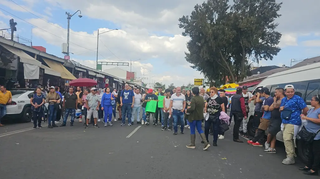 Comerciantes del mercado Granaditas de CDMX protestan en Tepito por clausura de baños públicos