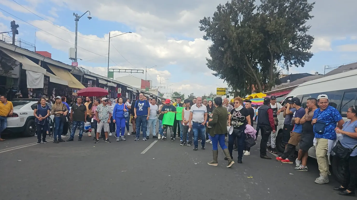 Manifestantes de Mercado Granaditas bloqueando vialidad en CDMX. Foto: Luis Alfaro