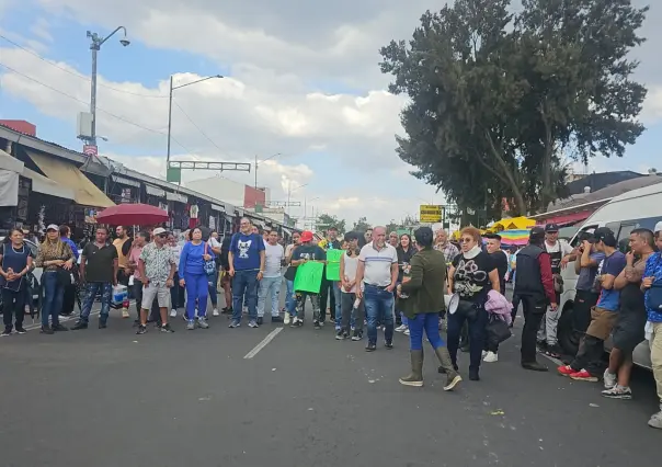 Comerciantes del mercado Granaditas de CDMX protestan en Tepito por clausura de baños públicos