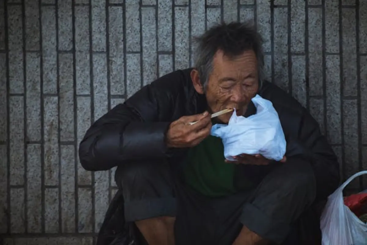 Hombre en situación de calle Foto; Pexels