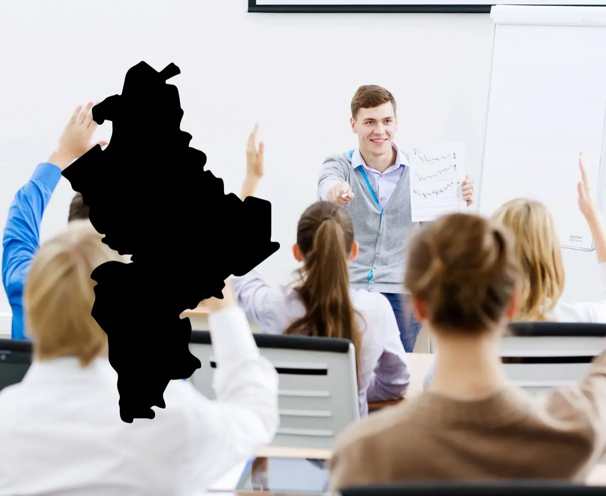 En Nuevo León la educación dual permite a los estudiantes integrarse desde etapas tempranas a procesos productivos reales. Foto: Canva.