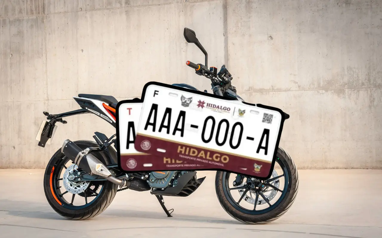 Motocicleta y placas de Hidalgo. Foto: Gobierno de Hidalgo / Canva
