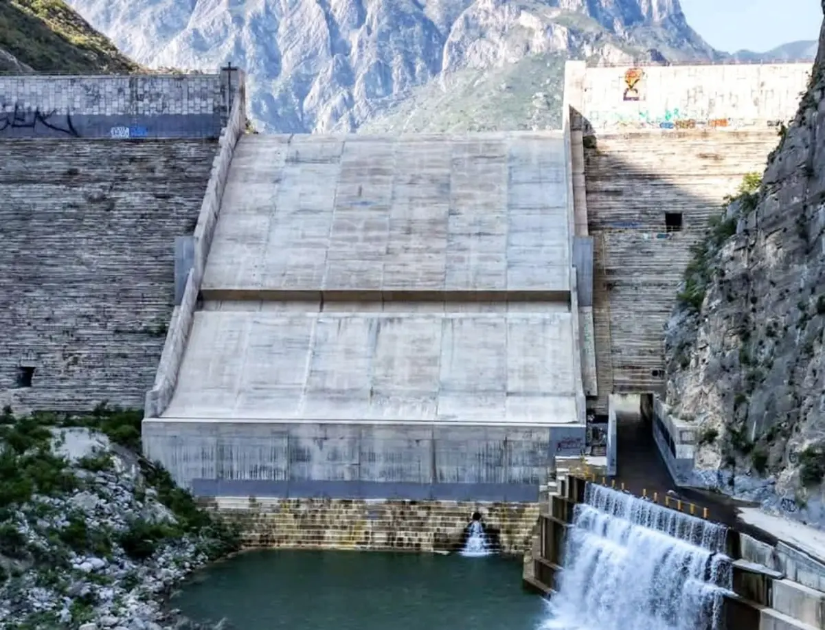 Su capacidad le permite actuar como un vaso dosificador, regulando el flujo de agua proveniente de las montañas. Foto: Facebook Ríos Nuevo León.