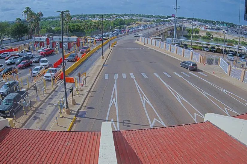 Largas filas en el puente Juárez - Lincoln | Foto: cámaras