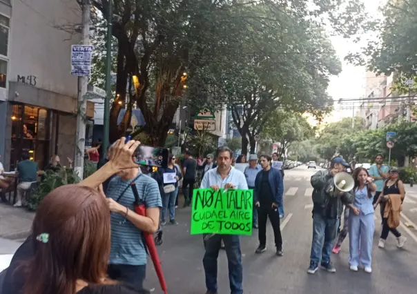 Vecinos de CDMX protestan para salvar la vida de un árbol centenario en la Benito Juárez