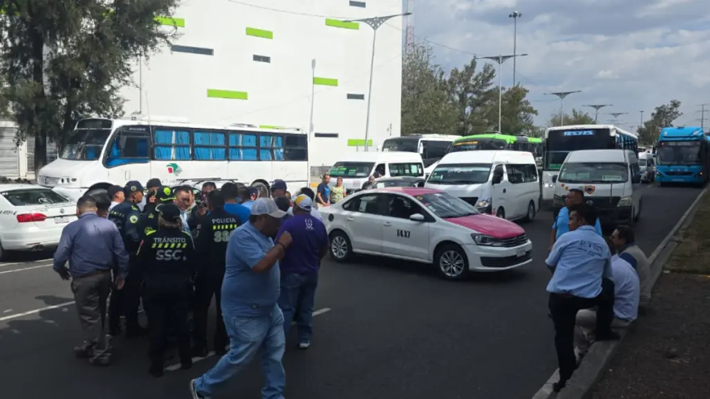 Taxistas desquician Indios Verdes durante bloqueo en CDMX, ¿qué piden?