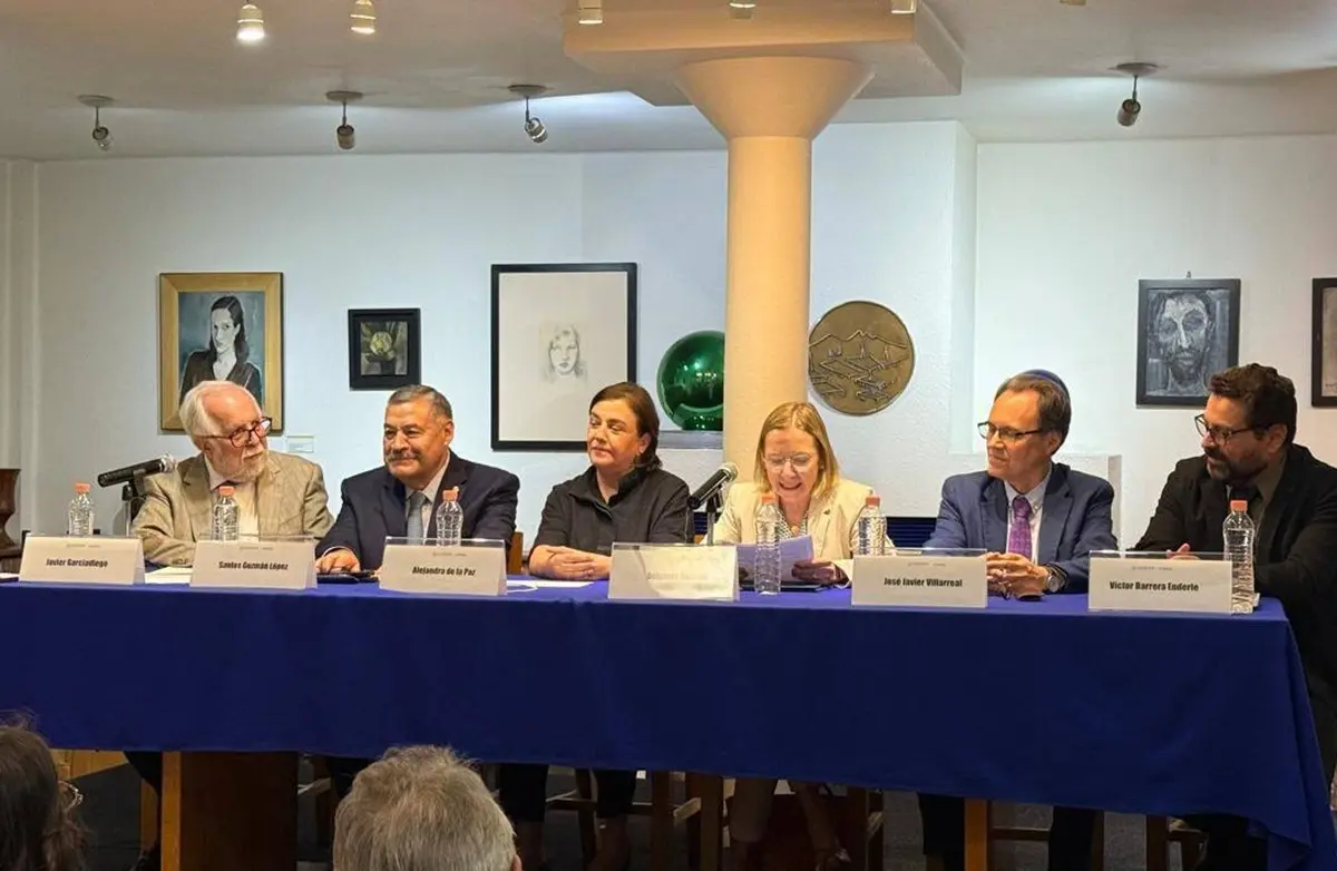 El rector de la Universidad Autónoma de Nuevo León, Santos Guzmán López, en el evento donde fue entregada correspondencia inédita de Alfonso Reyes por parte de la Embajada de Francia en México. Foto: Facebook Santos Guzmán López