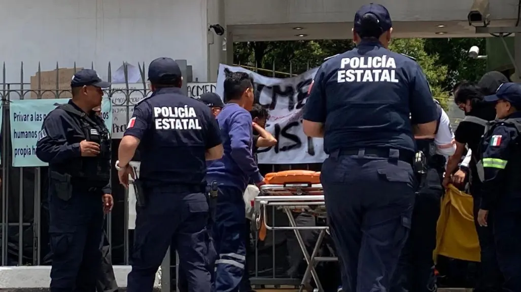 Estudiante parista cae de marquesina durante protesta en la Facultad de Medicina UAEMéx