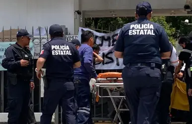 Estudiante parista cae de marquesina durante protesta en la Facultad de Medicina UAEMéx