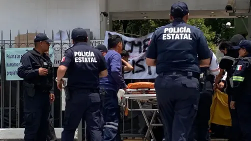 Estudiante parista cae de marquesina durante protesta en la Facultad de Medicina UAEMéx