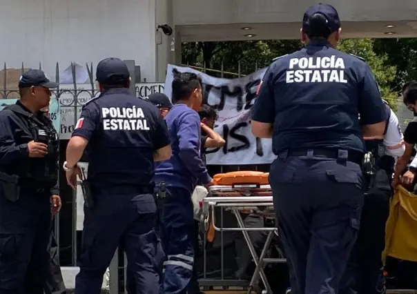 Estudiante parista cae de marquesina durante protesta en la Facultad de Medicina UAEMéx