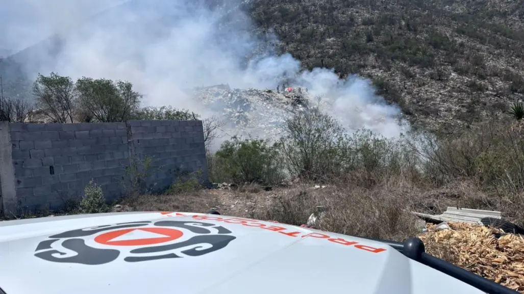 Atienden incendio en las faldas del Cerro del Fraile en Escobedo