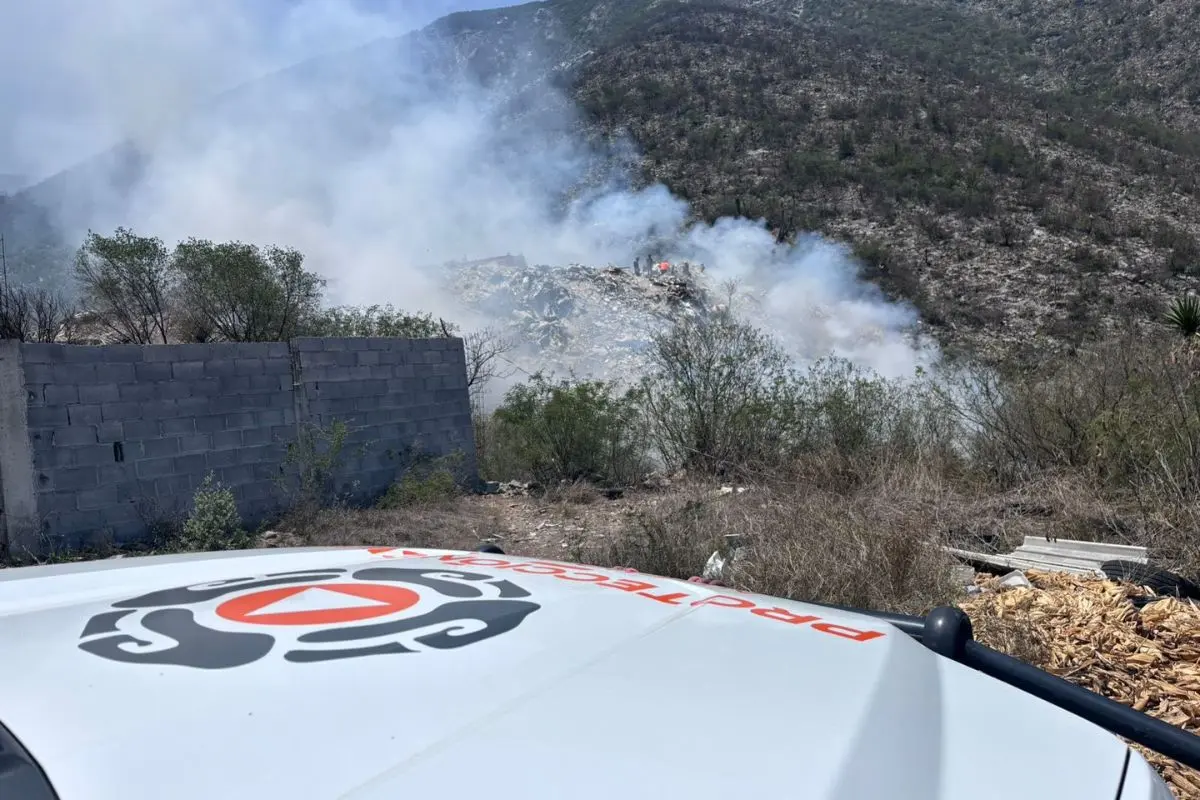 La tarde de este sábado, elementos de Protección Civil de Nuevo León atendieron un incendio reportado en un basurero ubicado en las faldas del Cerro del Fraile. Foto: Protección Civil de Nuevo León