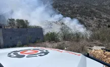 Atienden incendio en las faldas del Cerro del Fraile en Escobedo