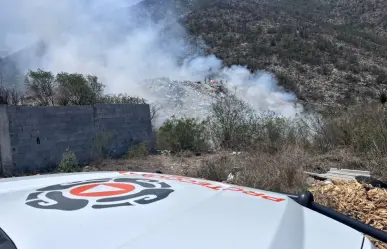 Atienden incendio en las faldas del Cerro del Fraile en Escobedo