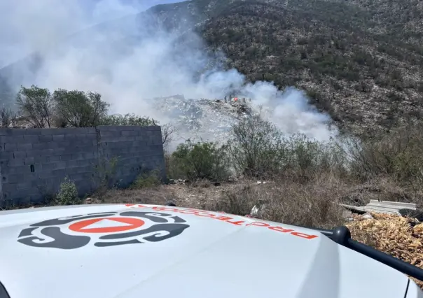 Atienden incendio en las faldas del Cerro del Fraile en Escobedo