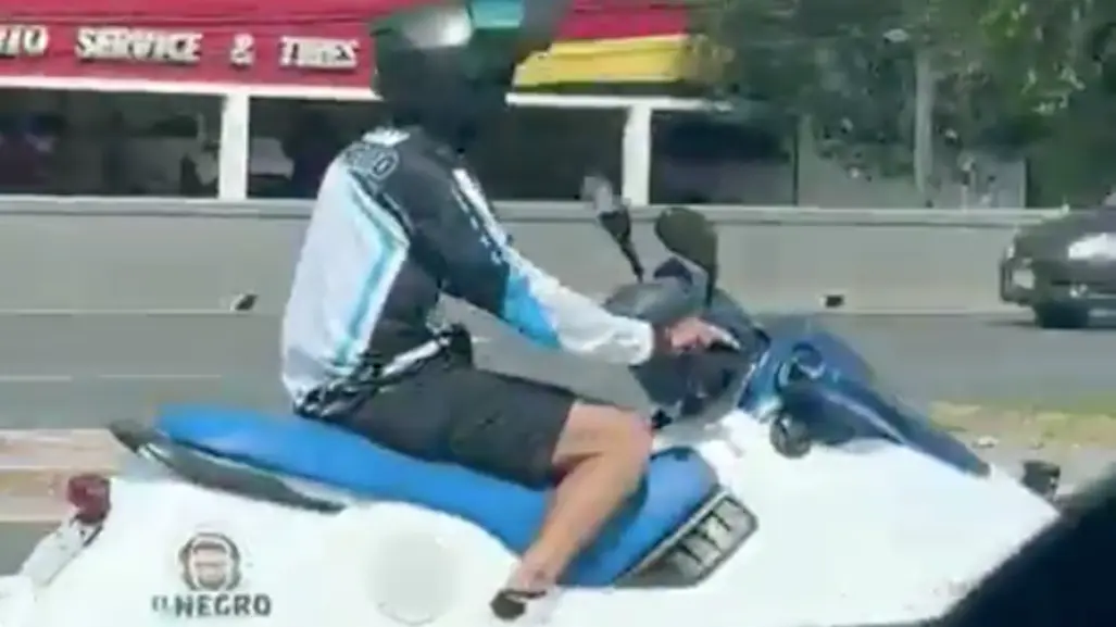 ¿Moto... de agua? Graban curioso vehículo circulando en Garza Sada en Monterrey l VIDEO