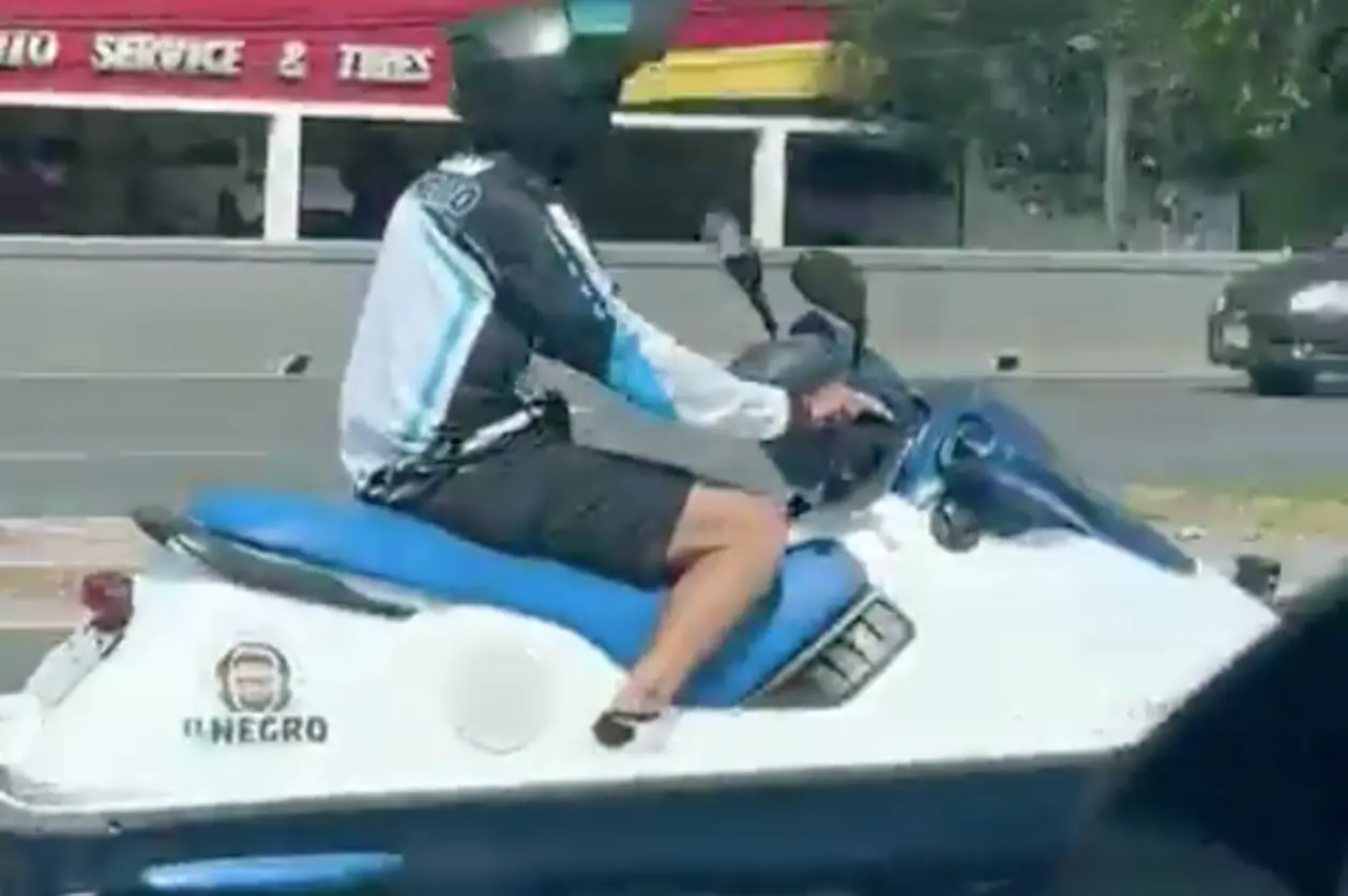 En redes sociales se inició un debate sobre si es una moto de agua o una moto de calle por su diseño excéntrico. Foto: Canva.