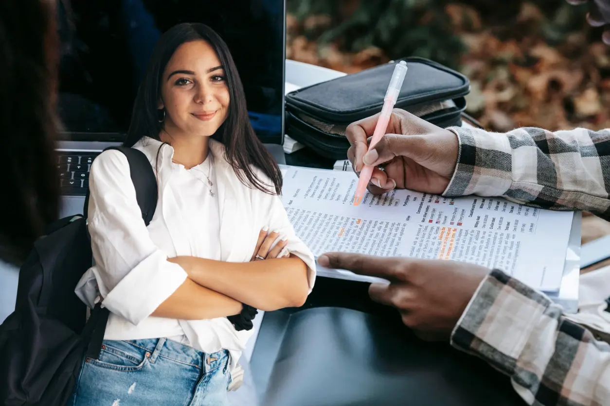 Por medio de sus canales oficiales, la Universidad Autónoma de Nuevo León indicó que el examen será aplicado en diferentes preparatorias. Foto: Canva.