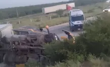 Autopista Nuevo Laredo-Monterrey cerrada por volcadura