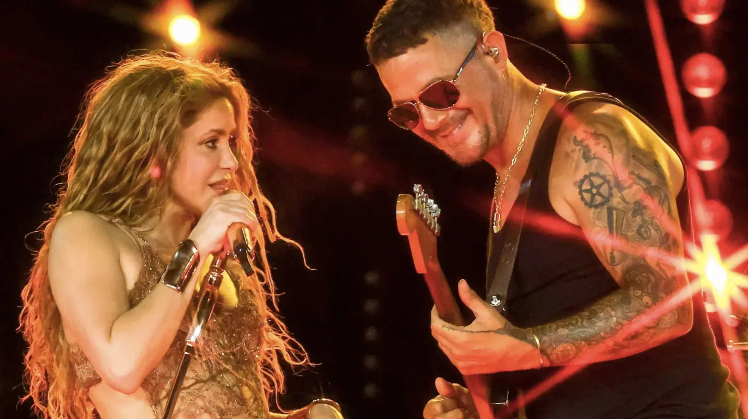 Alejandro Sanz fue el invitado en el concierto que Shakira ofreció la noche del viernes en Miami. Foto. Cortesía Hola!