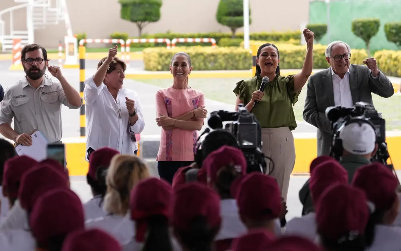 Claudia Sheinbaum y Delfina Gómez encabezaron la asamblea del programa “Salud Casa por Casa” en el Hospital Regional de Alta Especialidad de Ixtapaluca. Foto: X/ @IMSS_Bienestar (Canva)