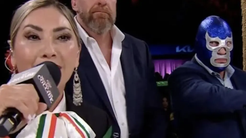 Deyra Barrera se equivoca al entonar el himno nacional mexicano durante el WWE Worlds Collide