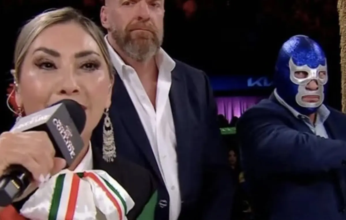 Deyra Barrera se equivoca al entonar el himno nacional mexicano durante el WWE Worlds Collide Foto: Redes Sociales