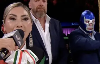 Deyra Barrera se equivoca al entonar el himno nacional mexicano durante el WWE Worlds Collide